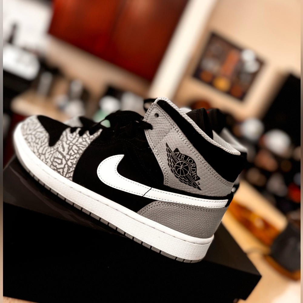 🔥Jordan 1 mid Black and Gray Elephant Toe Mens Size 9🔥 - Picture 3 of 6